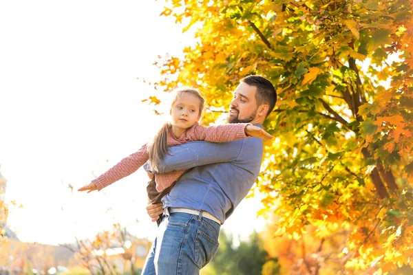 爸爸和女儿在秋季公园玩笑 — 图库照片