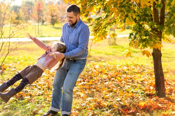 Vater Und Tochter Herbstpark Spielen Lachend — Stockfoto