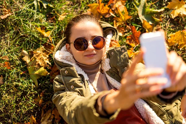 Dívka Parku Přírodě Dělá Selfie — Stock fotografie