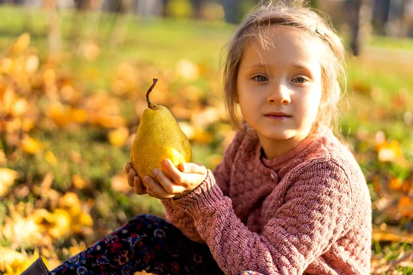 Holka Roky Chodí Podzimním Parku Drží Hruška — Stock fotografie