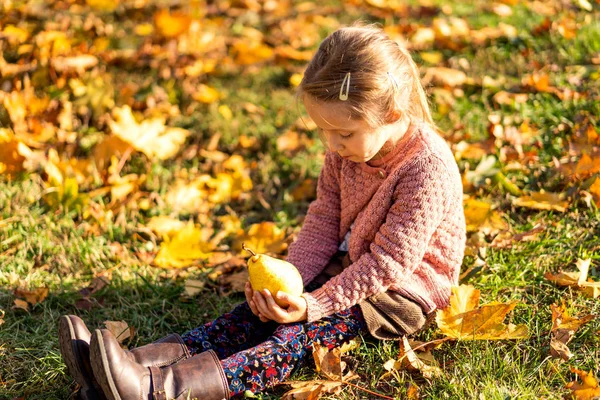 Fille Ans Promenades Dans Parc Automne — Photo