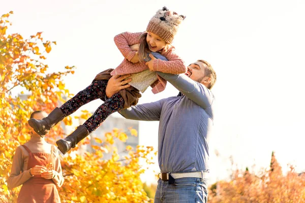 愛の家族が秋の公園で散歩します — ストック写真