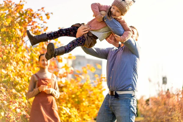 愛の家族が秋の公園で散歩します — ストック写真