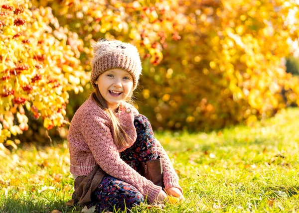 Niña Años Camina Parque Otoño — Foto de Stock