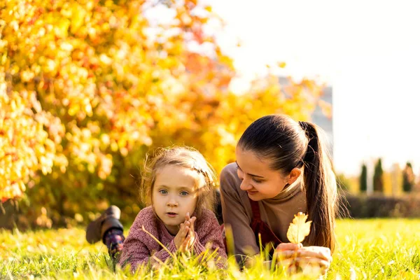 Mãe Com Filha Apaixonada Andando Parque Outono — Fotografia de Stock