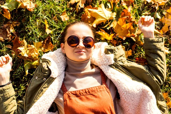 Flickan Parken Naturen Gör Selfie — Stockfoto