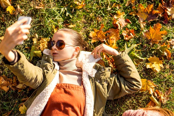 Fille Dans Parc Dans Nature Fait Selfie — Photo