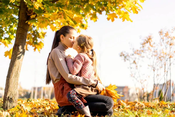 Madre Figlia Che Giocano Nel Parco Autunnale — Foto Stock