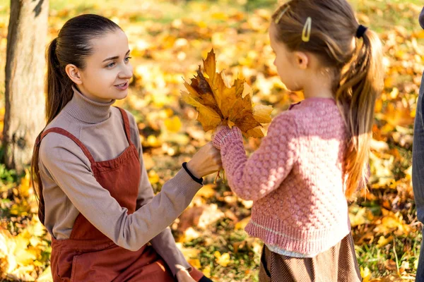 Mother Daughter Playing Autumn Park — Stock Photo, Image