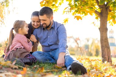 gün batımı parkta sonbaharda yürüme mutlu aile