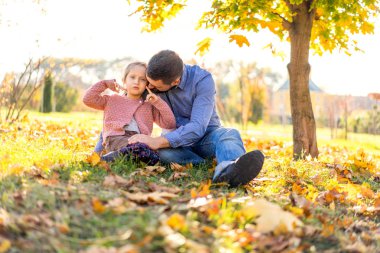 gün batımı parkta sonbaharda yürüme kızı ile mutlu baba