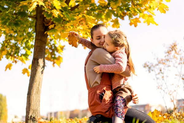Matka Córka Grając Parku Jesień — Zdjęcie stockowe