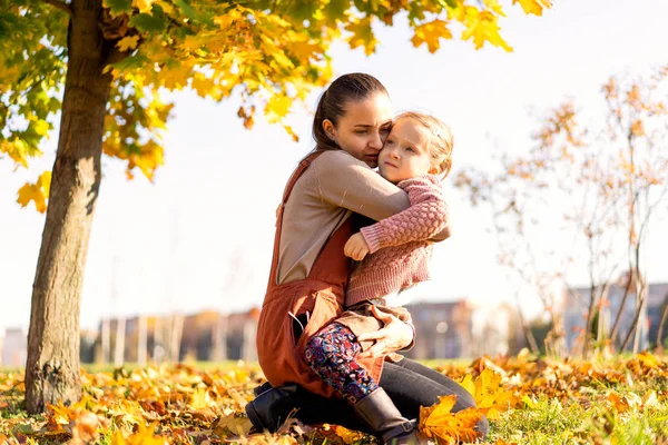 Anne Kızı Sonbahar Parkta Oynarken — Stok fotoğraf