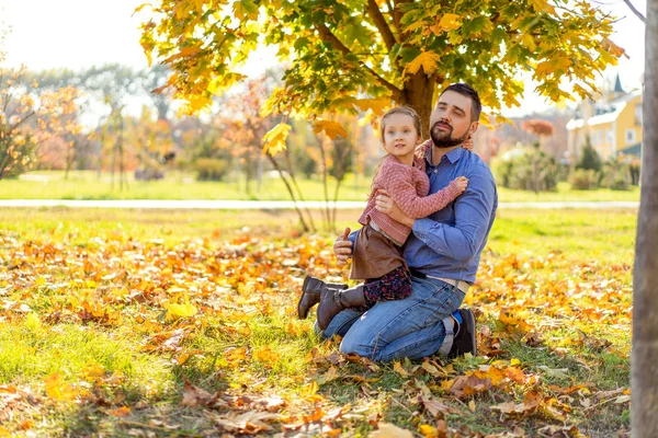 Gelukkig Papa Met Dochter Bij Zonsondergang Wandelen Het Park Het — Stockfoto