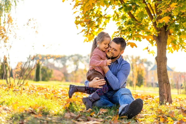 Famille Heureuse Coucher Soleil Marche Dans Parc Automne — Photo