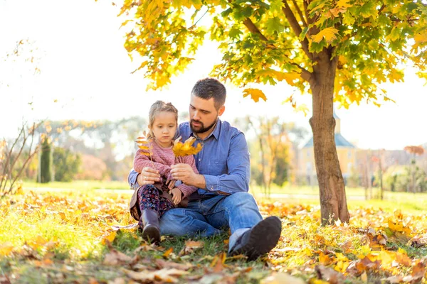 gün batımı parkta sonbaharda yürüme mutlu aile