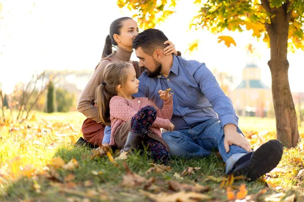 Família Feliz Pôr Sol Andando Parque Outono — Fotografia de Stock