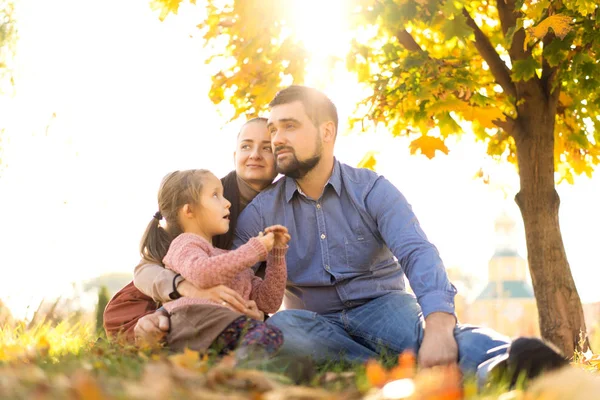 Família Feliz Pôr Sol Andando Parque Outono — Fotografia de Stock