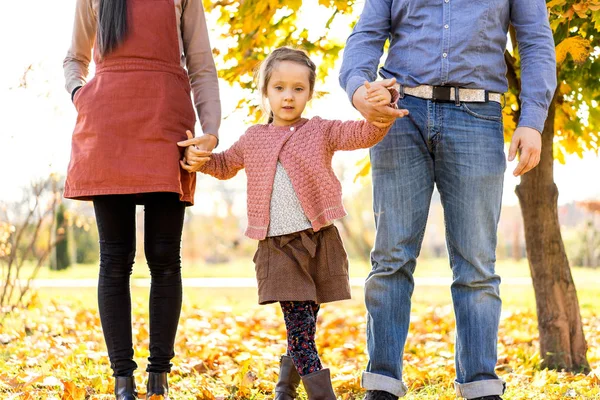 Famille Heureuse Coucher Soleil Marche Dans Parc Automne — Photo