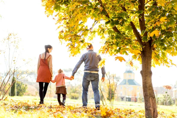 Счастливая Семья Закате Гуляя Парке Осенью — стоковое фото