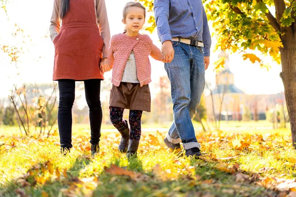 Счастливая Семья Закате Гуляя Парке Осенью — стоковое фото