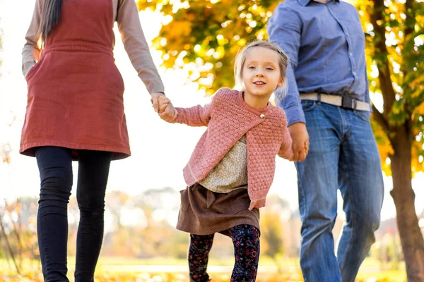 Familia Feliz Atardecer Caminando Parque Otoño — Foto de Stock