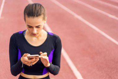 Kız sporcu crossfit ve ağız kavgası agains bir telefon tutarak Stadı