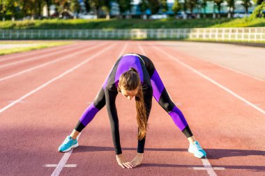 Kız sporcu crossfit ve ağız kavgası agains gün batımında Stadyumu