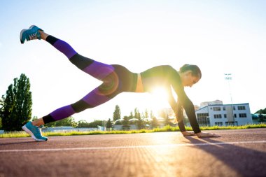 Kız sporcu crossfit ve gün batımında vadede stadyum