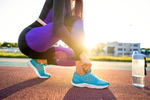 Girl Sportsman Crossfit Squats Agains Tying Shoelaces Standing Next Water — Stock Photo, Image