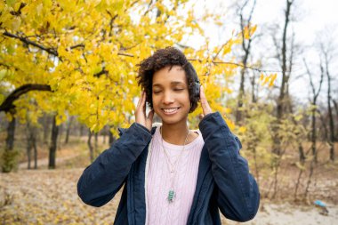 sonbahar parkta müzik dinlemek africanamerican kız