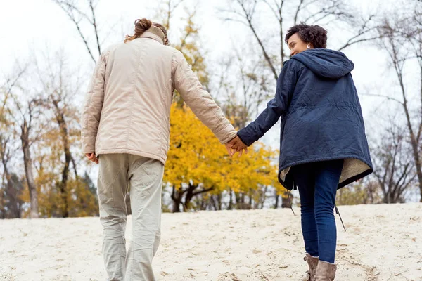 Pareja Enamorada Están Caminando Parque Otoño Chica Afroamericana Con Europeo — Foto de Stock