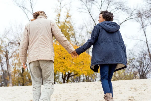 Pareja Enamorada Están Caminando Parque Otoño Chica Afroamericana Con Europeo — Foto de Stock