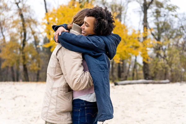 恋爱中的一对夫妇在秋天的公园里散步 非洲裔美国人女孩与欧洲人 — 图库照片
