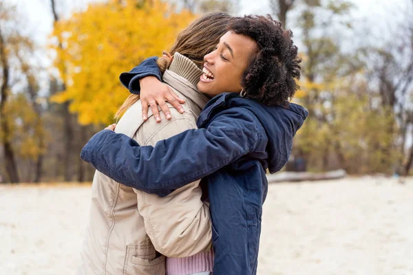 Couple Amoureux Promènent Dans Parc Automne Afroamerican Fille Avec Européen — Photo