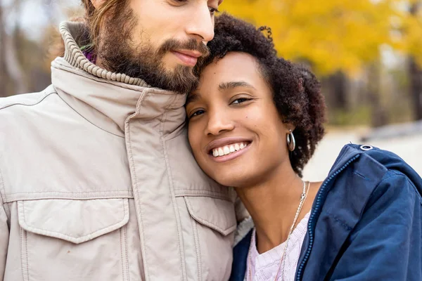 Casal Apaixonado Estão Andando Parque Outono Menina Afro Americana Com — Fotografia de Stock