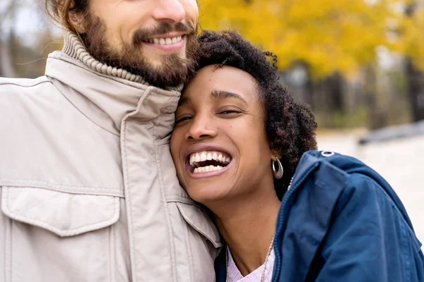 Pár Lásce Jsou Procházky Podzimním Parku Afroamerican Dívka Evropskou — Stock fotografie