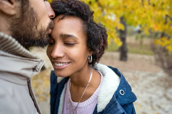 Casal Apaixonado Estão Andando Parque Outono Menina Afro Americana Com — Fotografia de Stock