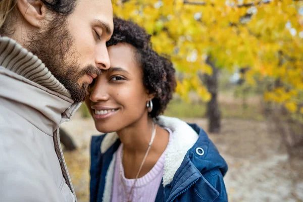 Verliebte Paare Spazieren Herbstlichen Park Afroamerikanische Mädchen Mit Einem Europäischen — Stockfoto