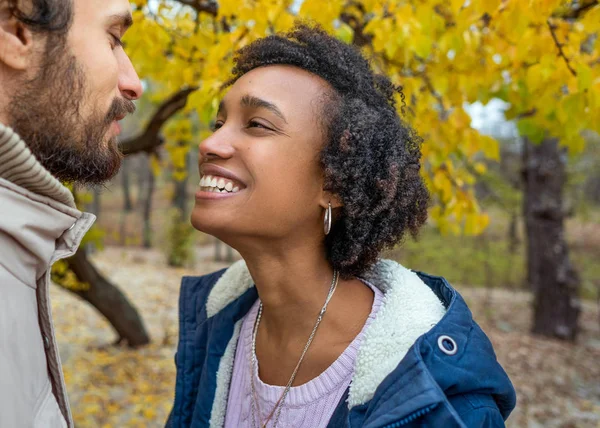 Pár v lásce jsou procházky v podzimním parku. Afroamerican dívka s Evropskou. — Stock fotografie