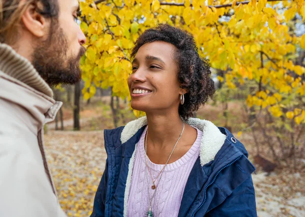 Pár v lásce jsou procházky v podzimním parku. Afroamerican dívka s Evropskou. — Stock fotografie