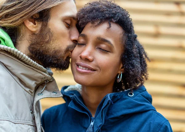 Casal apaixonado estão andando no parque de outono. Menina afro-americana com um europeu . — Fotografia de Stock