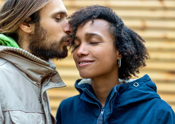 Verliebte Paare spazieren im herbstlichen Park. afroamerikanische Mädchen mit einem europäischen. — Stockfoto