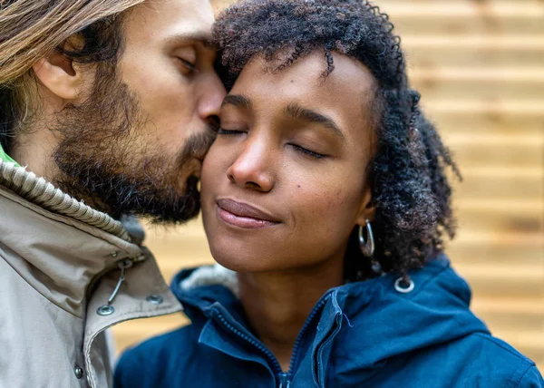 Verliebte Paare spazieren im herbstlichen Park. afroamerikanische Mädchen mit einem europäischen. — Stockfoto