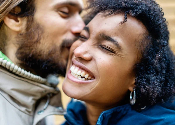 Pár v lásce jsou procházky v podzimním parku. Afroamerican dívka s Evropskou. — Stock fotografie