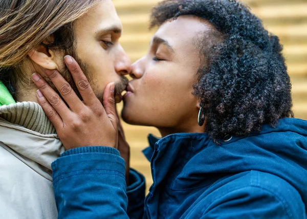 Casal apaixonado estão andando no parque de outono. Menina afro-americana com um europeu . — Fotografia de Stock