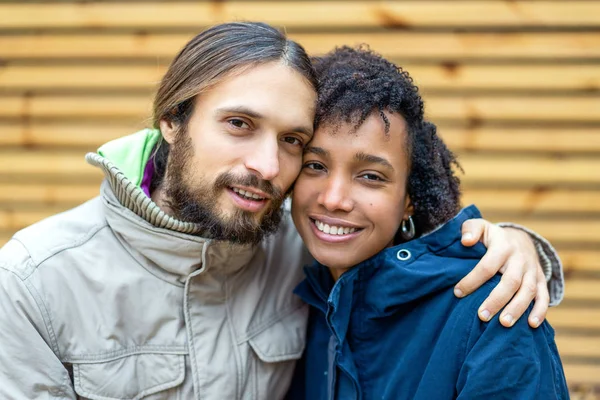 Casal apaixonado estão andando no parque de outono. Menina afro-americana com um europeu . — Fotografia de Stock
