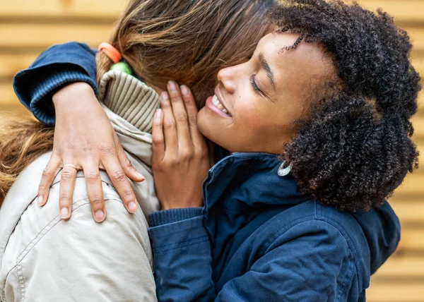 Casal apaixonado estão andando no parque de outono. Menina afro-americana com um europeu . — Fotografia de Stock