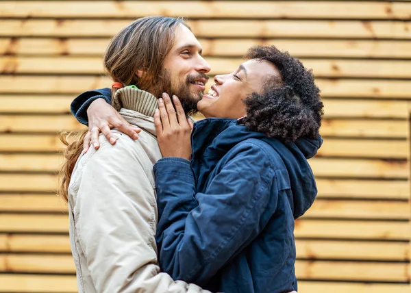 Casal apaixonado estão andando no parque de outono. Menina afro-americana com um europeu . — Fotografia de Stock