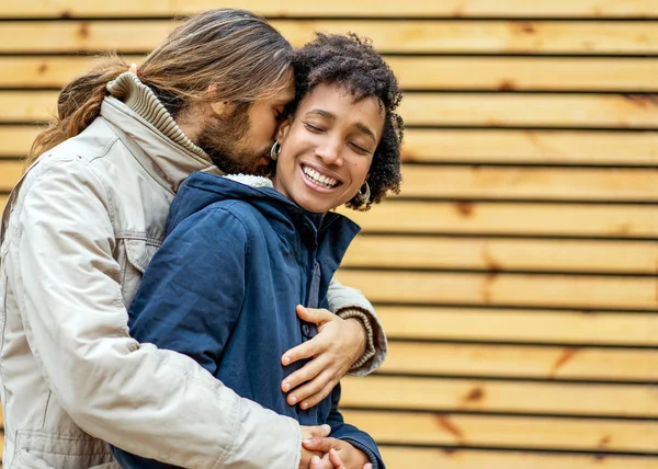 Verliebte Paare spazieren im herbstlichen Park. afroamerikanische Mädchen mit einem europäischen. — Stockfoto